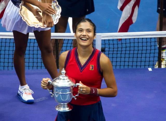 着无数目光 着无数目光